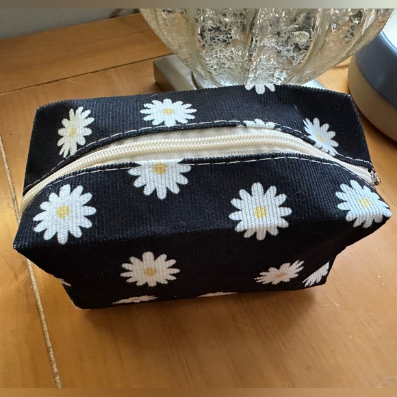 NWOT Daisy Makeup Cosmetic Bag - Picture 4 of 4
